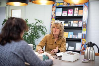 Medewerker van Wijkbedrijf Goes in gesprek met een client.